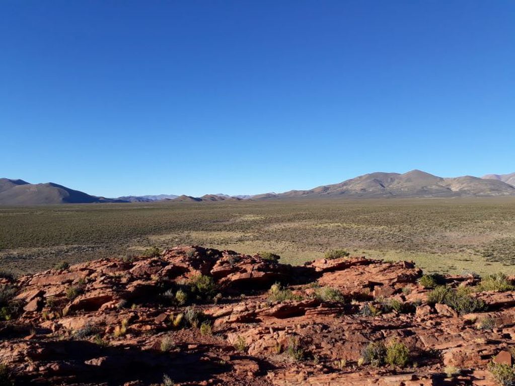 Vista de afloramientos de rocas en los Colorados de oeste a este, observando los depósitos eólicos de arena, en Piscuno, al pie de Sierra del Aguilar. Foto: Geól. Gabriel Blasco.