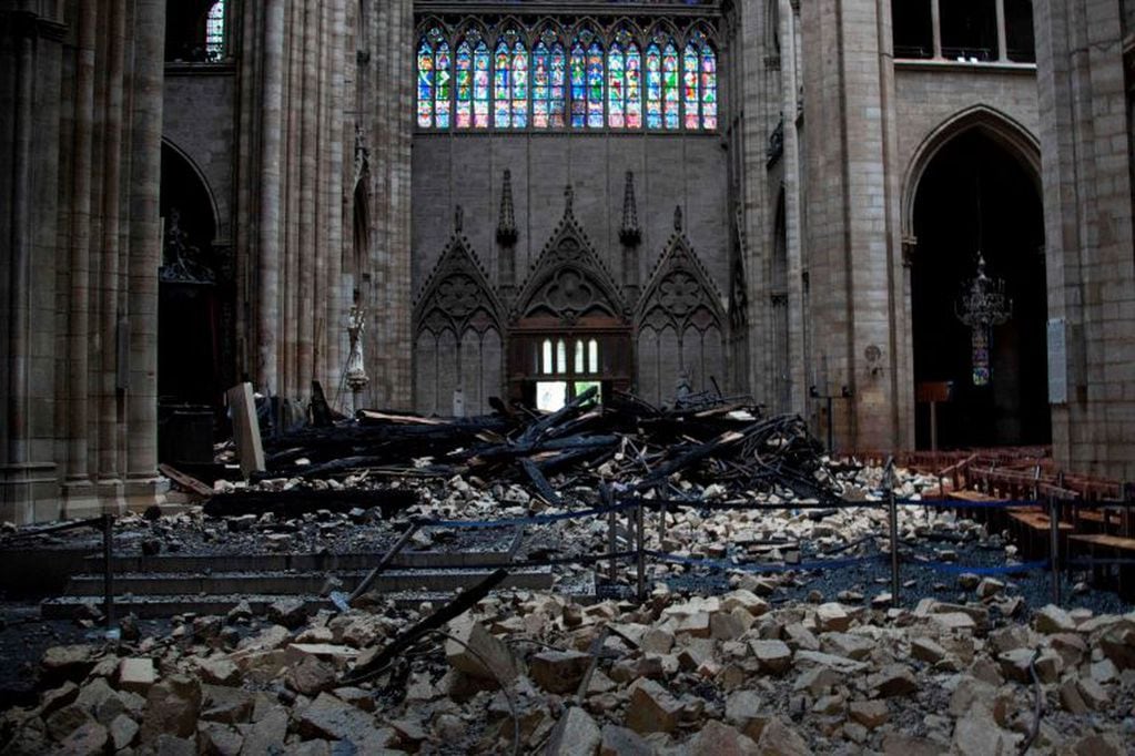 Así quedó el interior de la Catedral de París (Amaury BLIN / AFP).