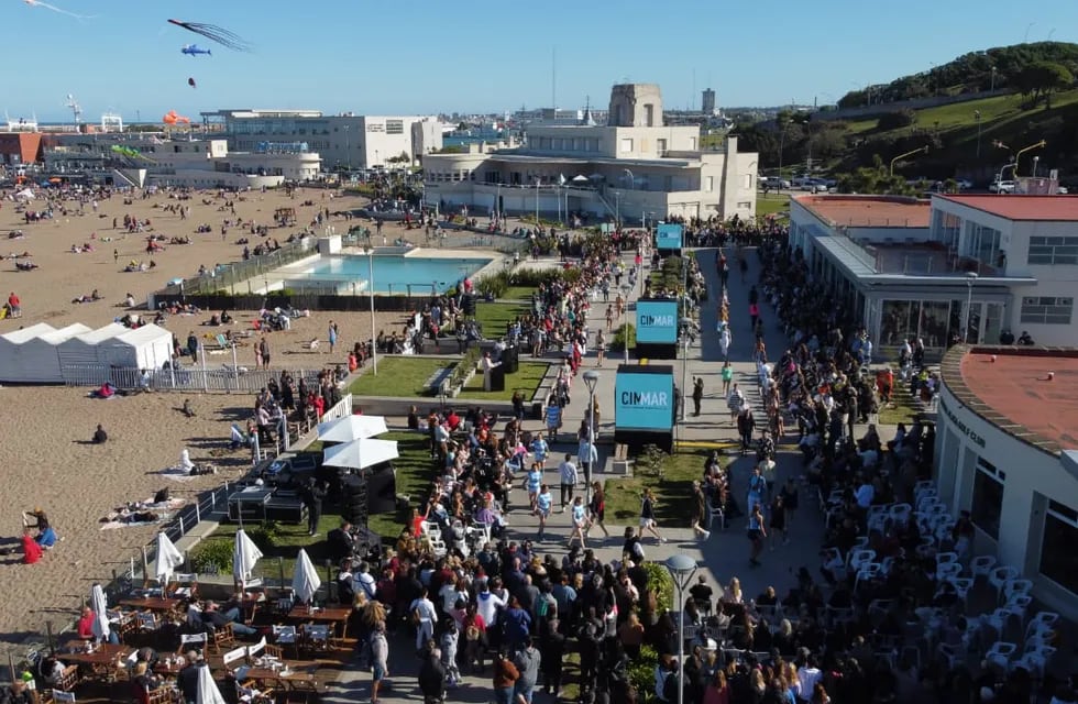 El Emtur y la Cimmar realizaron en el corazón del Playa Grande, el primer desfile pos pandemia y de cara a la temporada: la 3ra edición de Moda en Mar del Plata
