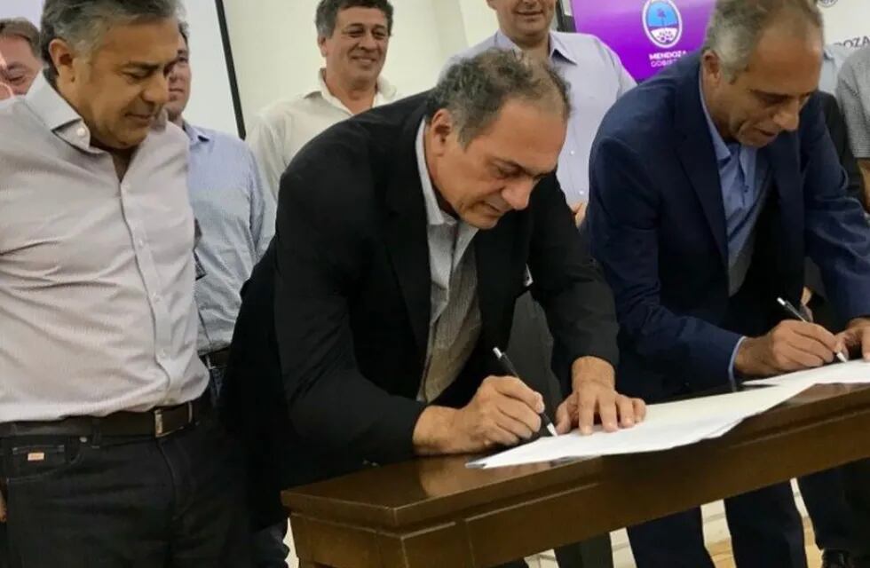 El Gobernador de Mendoza, Alfredo Cornejo firma el convenio con el secretario de Provincias de la Nación, Alejandro Caldarelli.
