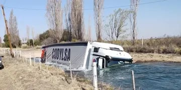 Camión cayó al canal marginal en San Rafael