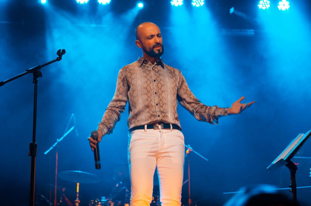 Diego Ansuini en su primer concierto tributo a Abel Pintos. Fotografía: Seba Mauri Producciones.