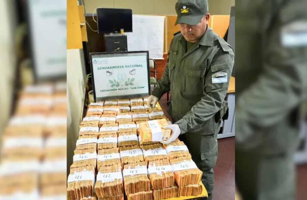 Detuvieron a un hombre que viajaba hacia Mendoza con $82 millones escondidos en bolsas.