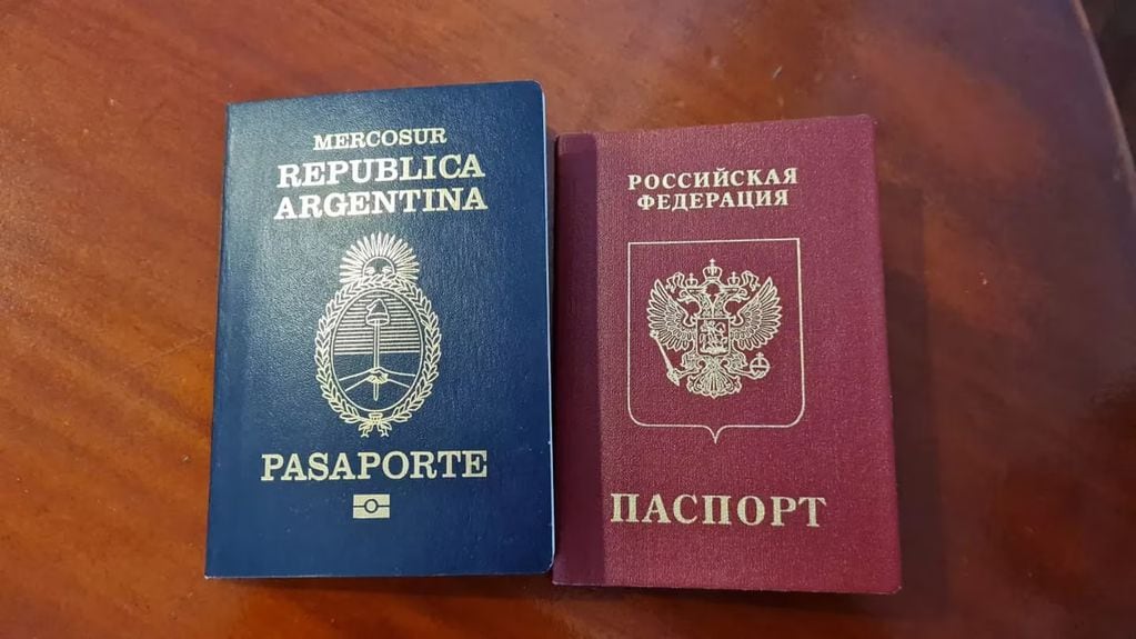 Pasaportes de Rusia y de Argentina. (TN)