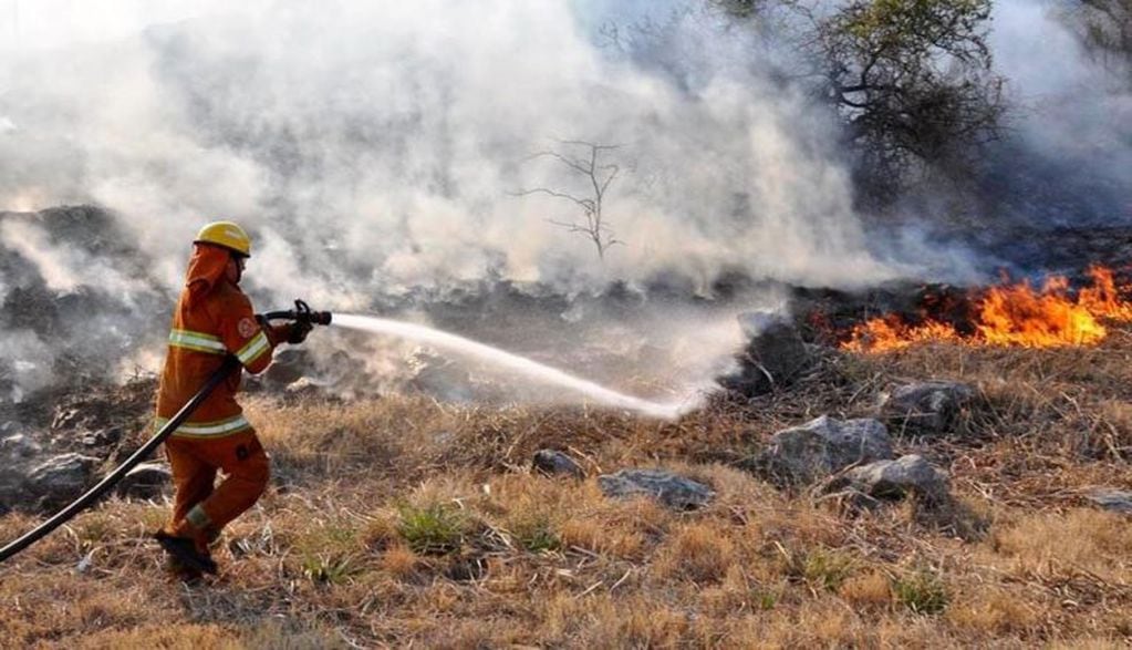 Continúan trabajando en incendios forestales al norte de Punilla. (Foto: Gobierno de Córdoba).