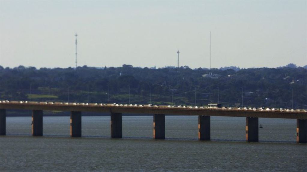 Puente Internacional Roque González y la congestión habitual de vehículos.