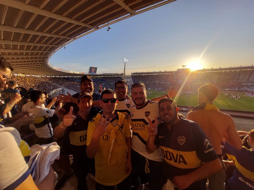 Uno de los muchos grupos de amigos que llevaron desde Jujuy el aliento para el equipo de la Ribera, al estadio cordobés.