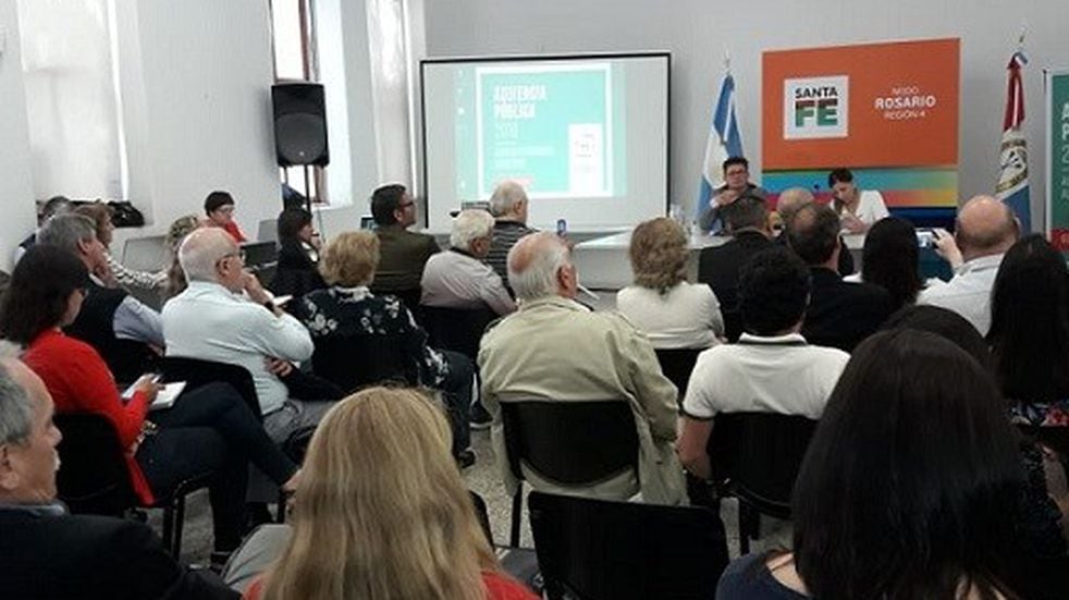 La audiencia pública por el aumento del agua generó críticas en Rosario. (@AlbertoMunozOk)