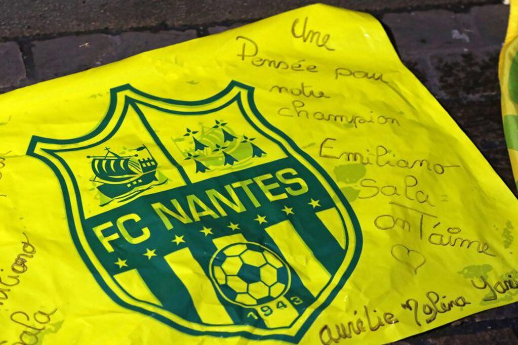Mensajes escritos en una bandera del Nantes. (EFE).
