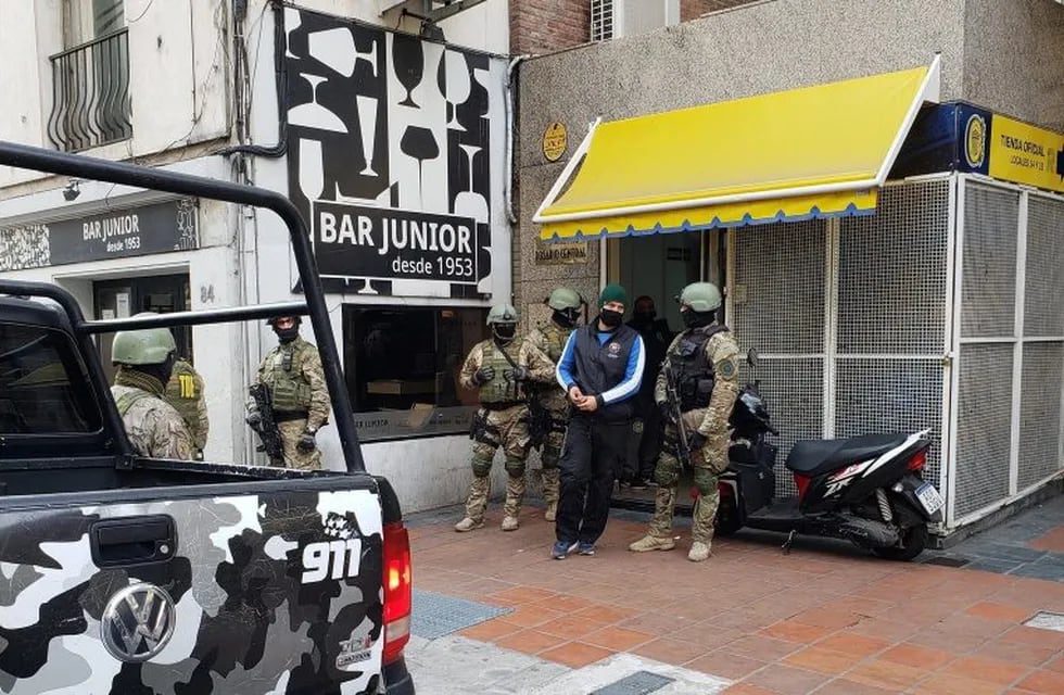 Personal policial custodió el ingreso al edificio a metros de la peatonal Córdoba. (@maxiraimondi)