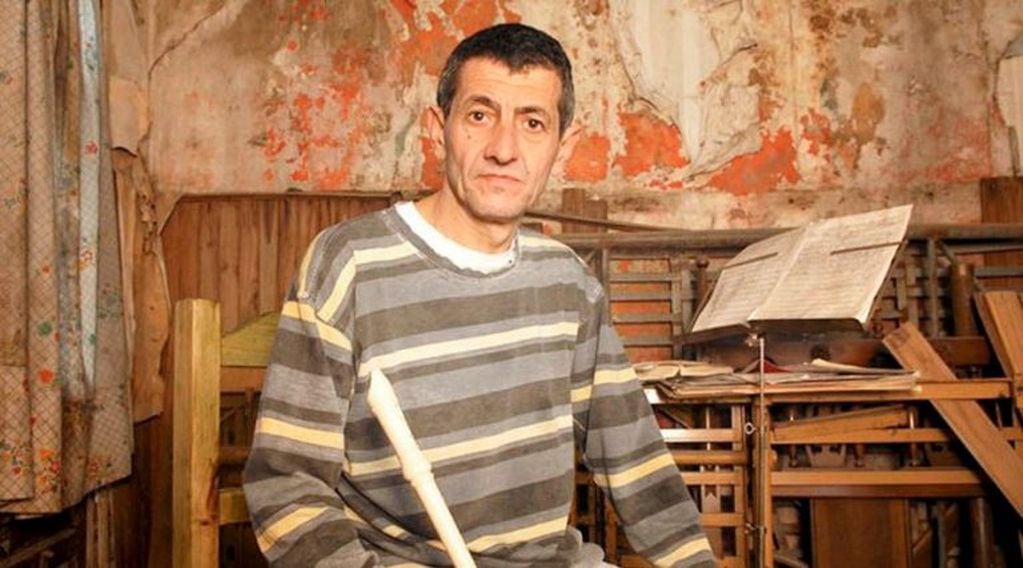 El músico en una habitación de su casa en la calle Don Bosco (La Arena)