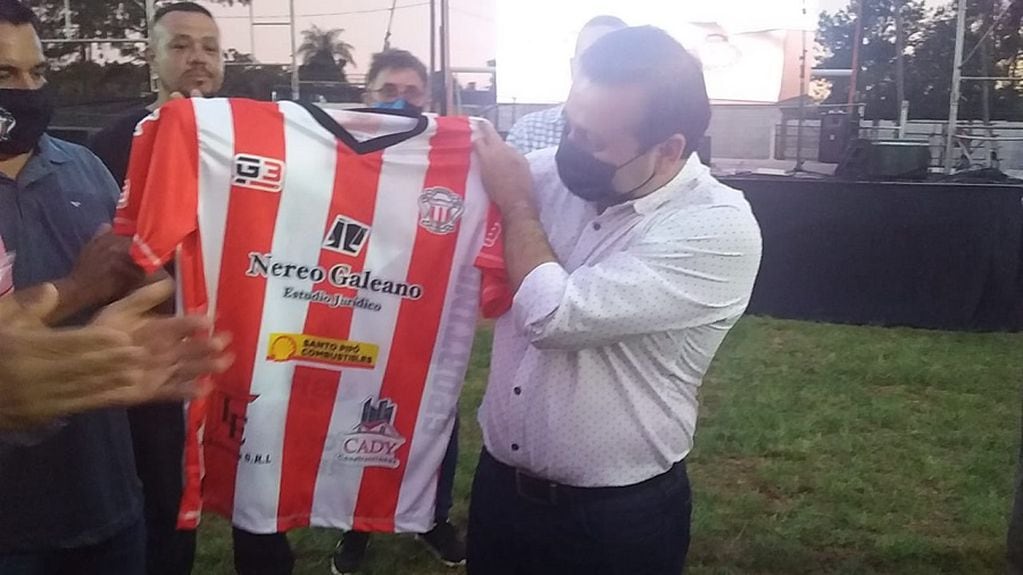 El gobernador estuvo en Santo Pipó y participó del encendido de luces del club Sporting.
