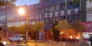 Manifestantes incendiaron el edificio del diario "El Chubut".