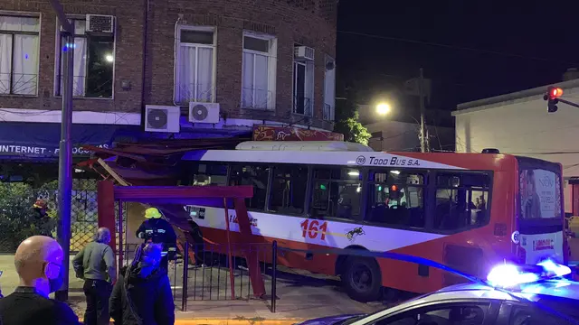 Tres heridos al chocar un vehículo que cruzó en rojo contra un colectivo en Vicente López