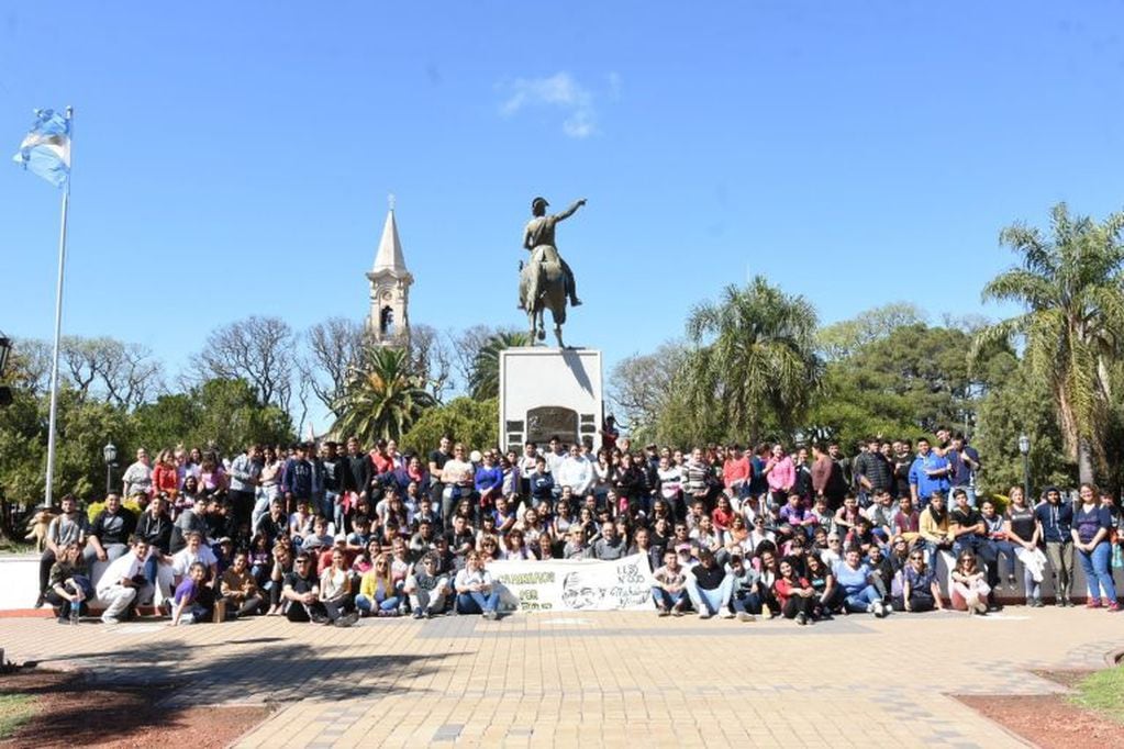 Toda la comunidad educativa y funcionarios, en la Plaza 25 de Mayo de Rafaela (Prensa Municipalidad de Rafaela)