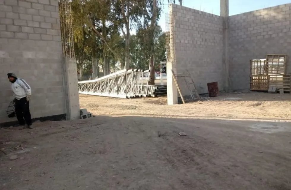 En el predio de Huracán el Gobierno construye un Polideportivo.