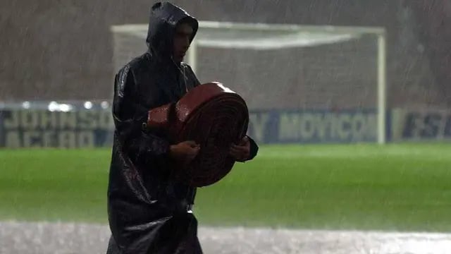 La lluvia no dejó que se jugara el amistoso entre River y la selección de San Luis (Foto: La Voz / Archivo).