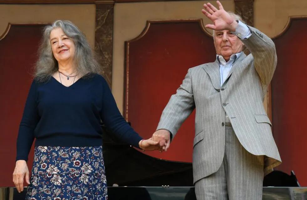El director argentino-israelí Daniel Barenboim y la pianista argentina Martha Argerich saludan al público el 29/07/2017 antes del concierto gratuito de piano al aire libre en Buenos Aires, Argentina. La presentación forma parte del \