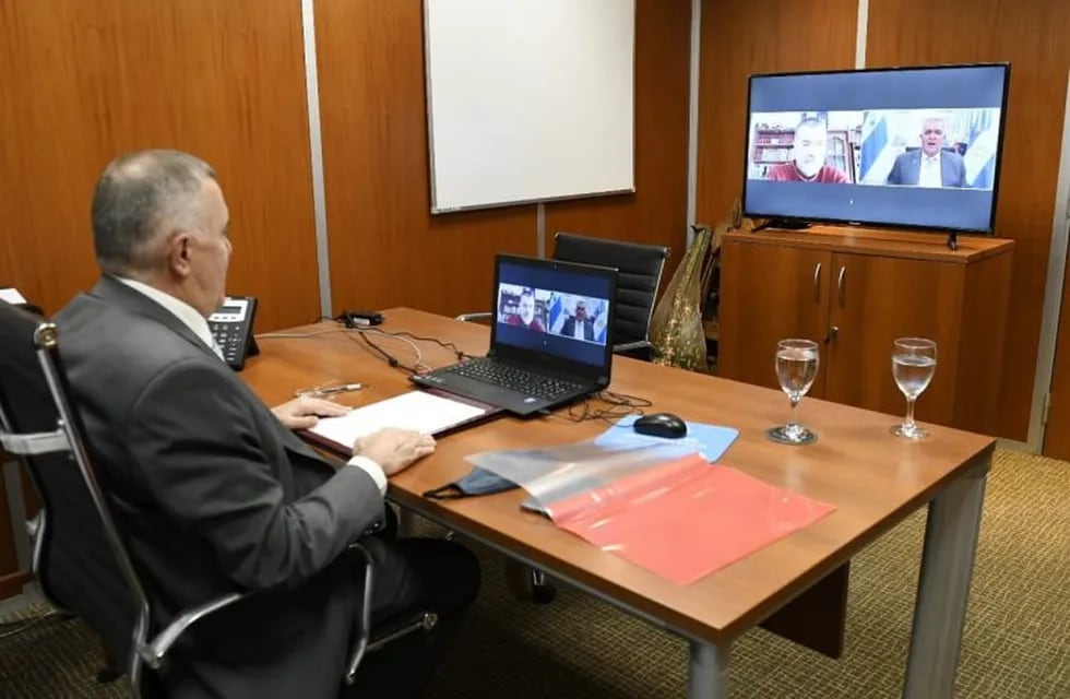 Jaldo dialogó por videoconferencia con el papá de Micaela García. (Legislatura de Tucumán)