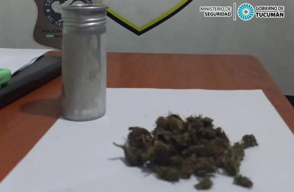 En un operativo "Lapacho", se decomisó un frasco de cannabis.