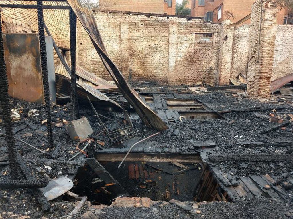 El fuego destruyó por completo el centro comunitario de la UNR en Cochabamba y Esmeralda. (@pedrolevyok)