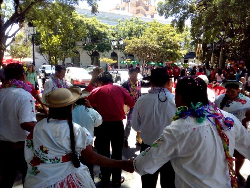 Los compadres tarijeños comenzaron el festejo en la plaza "Luis de Fuentes"