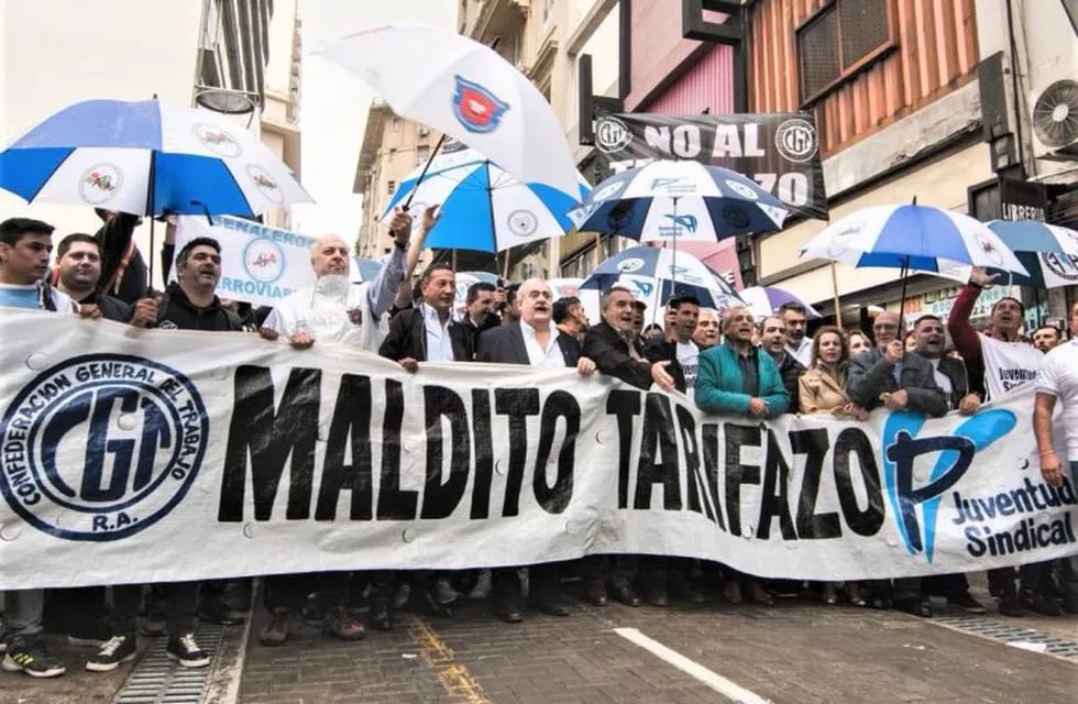 Un sector de la CGT protesta contra el aumento a las tarifas y el FMI en el Obelisco