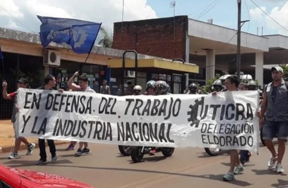 Marcharon hacia el Ministerio de Trabajo en Eldorado ante los despidos para visibilizar su situación. (Foto: Cyntia López).