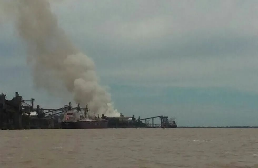 La explosión se produjo en un sector de la planta de la empresa Cofco, ex Nidera, en Puerto San Martín. (@cburde)