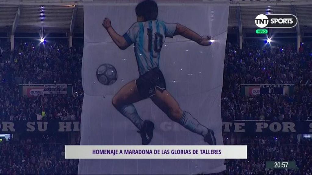 La impresionante bandera homenaje a Maradona en el Mario Kempes.