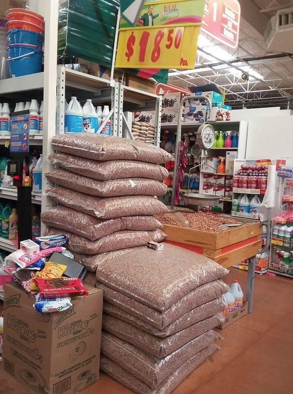 Por un error del supermercado un joven compró kilos y kilos de alimento para perros
