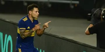 Mauro Zárate festeja el 1-0 parcial ante Defensores de Belgrano en La Plata