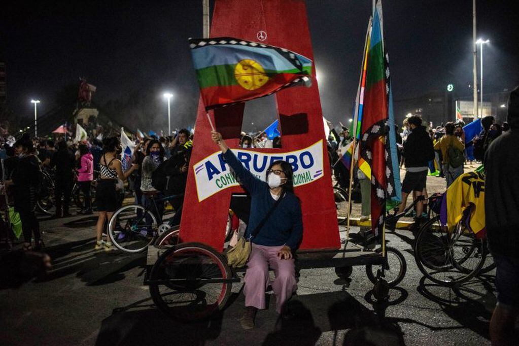 Ciudadanos chilenos celebran en la Plaza Italia el triunfo del "Apruebo" en el referendum sobre la modificación de la Constitución Nacional (Cristobal Olivares/Bloomberg)