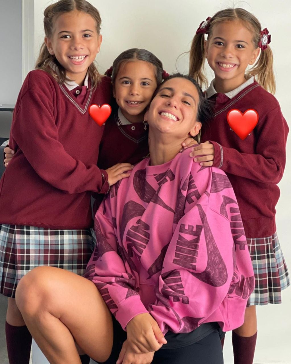 Cinthia Fernández junto a sus hijas.