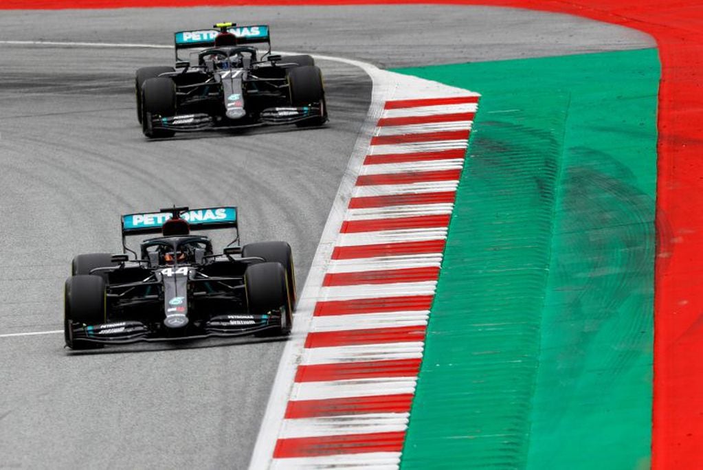 Mercedes arrancó dominando en el circuito Red Bull Ring. En la imagen, Hamilton seguido por Valtteri Bottas. La escuadra alemana estrenó autos de color negro, como un mensaje en contra del racismo y a favor de la diversidad.