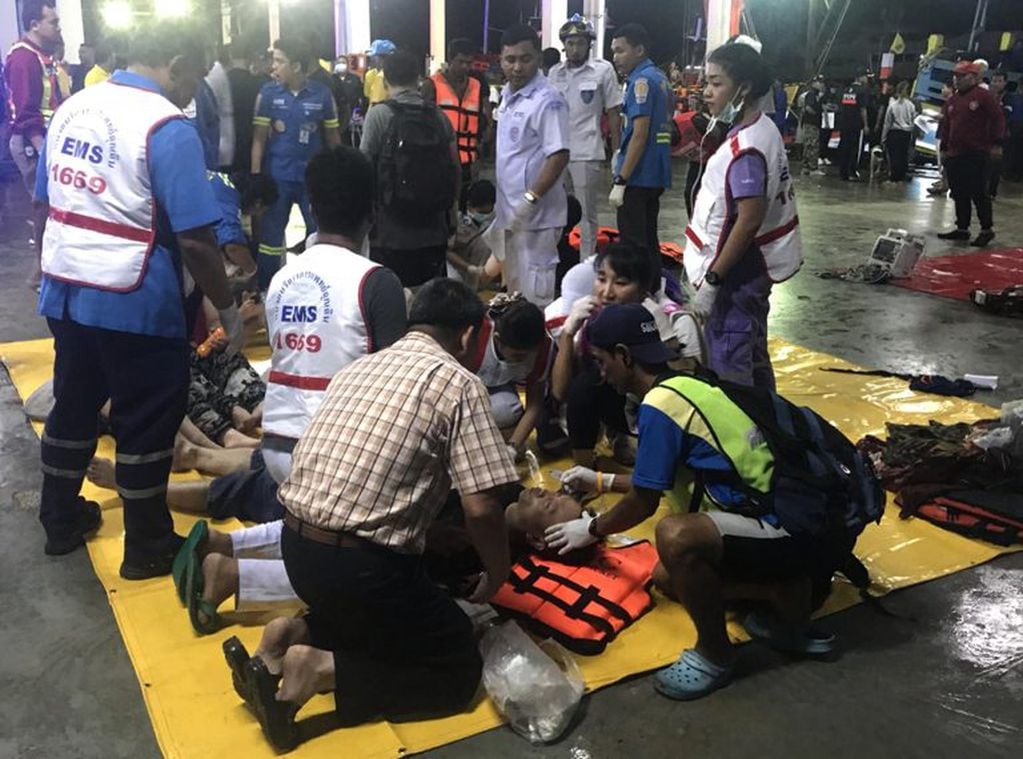 Varios turistas reciben atención médica tras ser rescatados del mar cerca de la isla de Phuket.