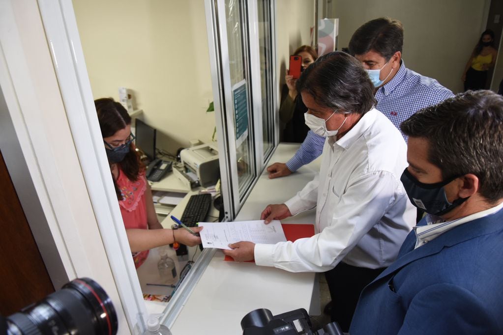 Victor Ibañez presentó el listado de vacunados en Mendoza en la mesa de entrada de la Legislatura provincial.
