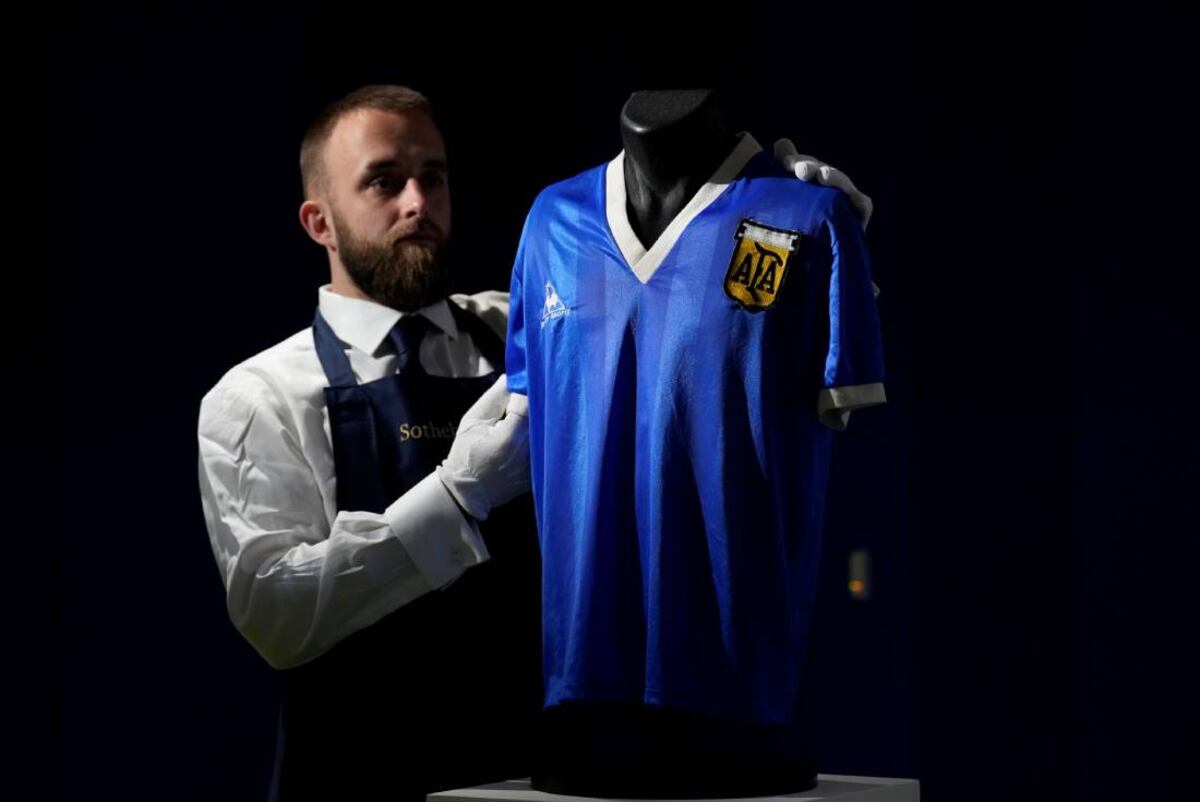 Subastaron la camiseta de Diego Maradona en Londres. Cuál fue la única oferta que recibió.