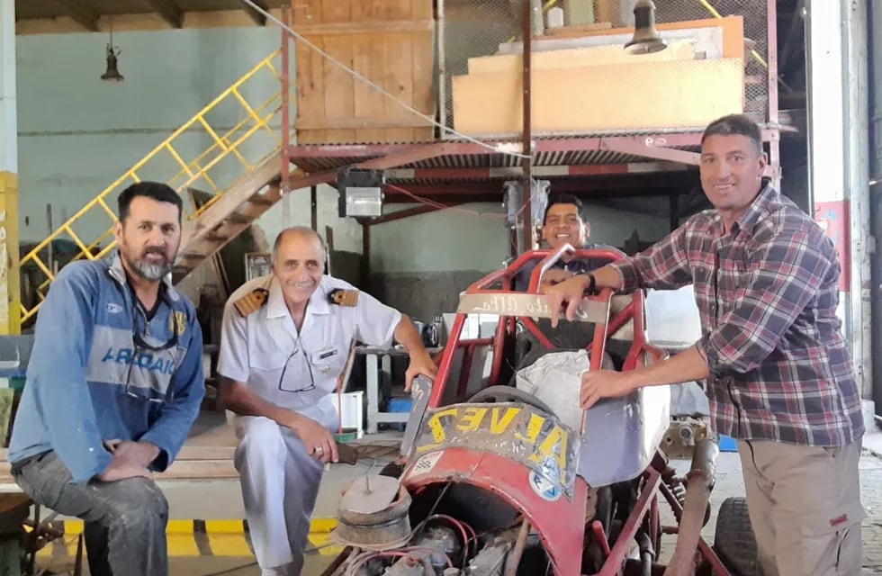 El Punta Alta Automóvil Club donó a través de Jorge Izarra, donó un midget a la Escuela de Aprendices de la Base Naval Puerto Belgrano.