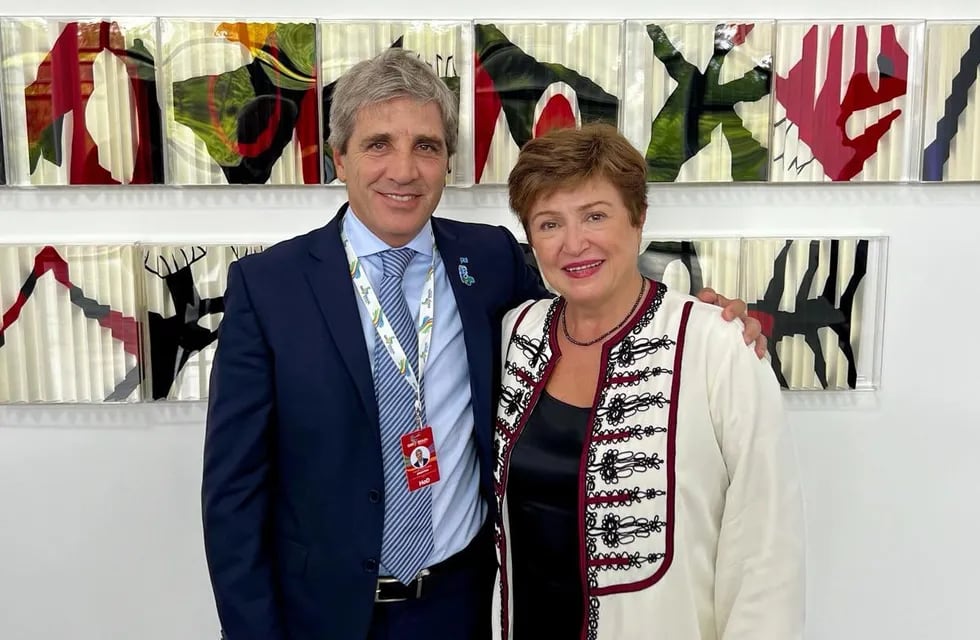 Luis Caputo y la titular del FMI, Kristalina Georgieva. (Foto: X / @Luiscaputoar)