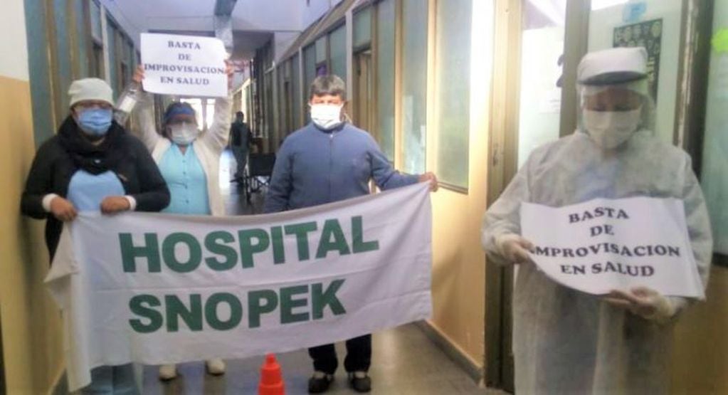 Personal del hospital del barrio Alto Comedero hizo presente su adhesión a la jornada de protesta.