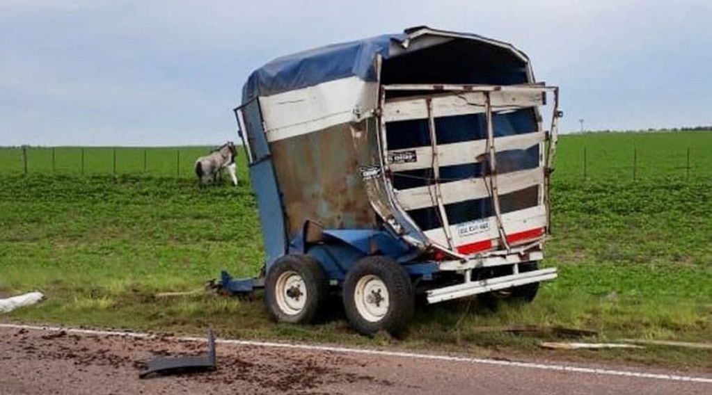 El trailer que arrastraba la camioneta recibió el impacto del camión (Infopico)