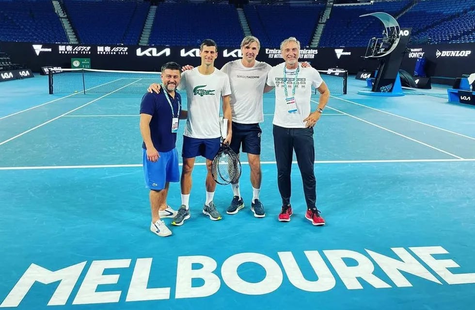 Se conocieron las primeras imágenes de Novak Djokovic en una cancha, mientras las autoridades australianas estudian una declaración del serbio.