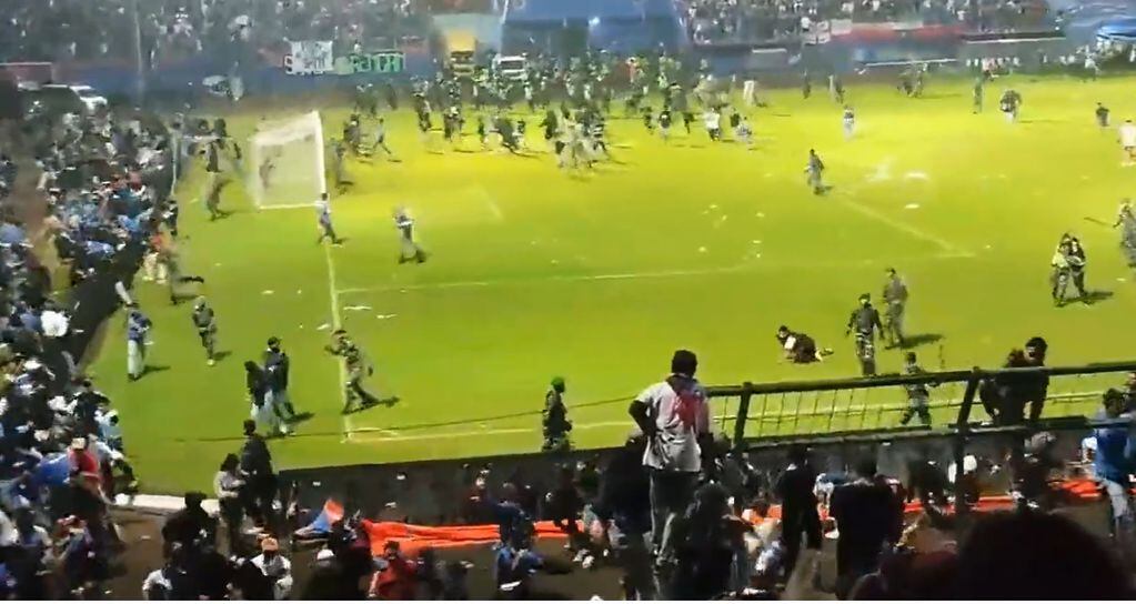 Se reportan 127 muertos y 180 heridos después de una batalla campal durante la disputa del partido de fútbol entre el Arena FC y Persebaya Surabaya