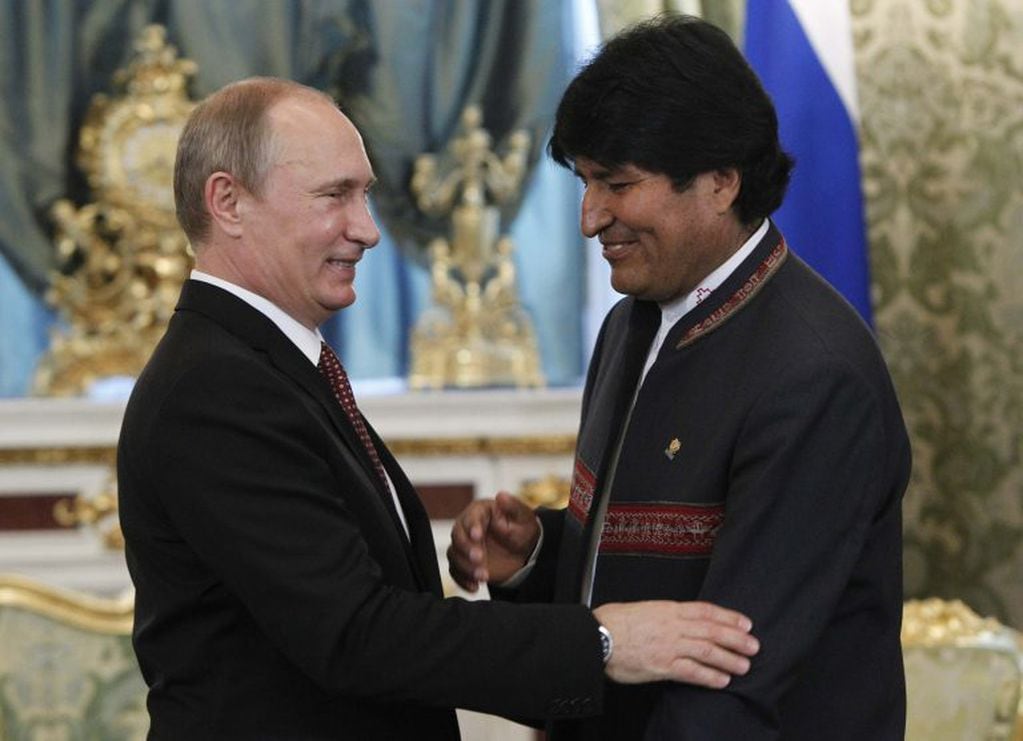 Russian President Vladimir Putin (L) greets his Bolivian counterpart Evo Morales during a meeting at the Kremlin in Moscow, July 2, 2013. REUTERS/Maxim Shemetov (RUSSIA - Tags: POLITICS) rusia moscu vladimir putin evo morales presidente de bolivia visita rusia