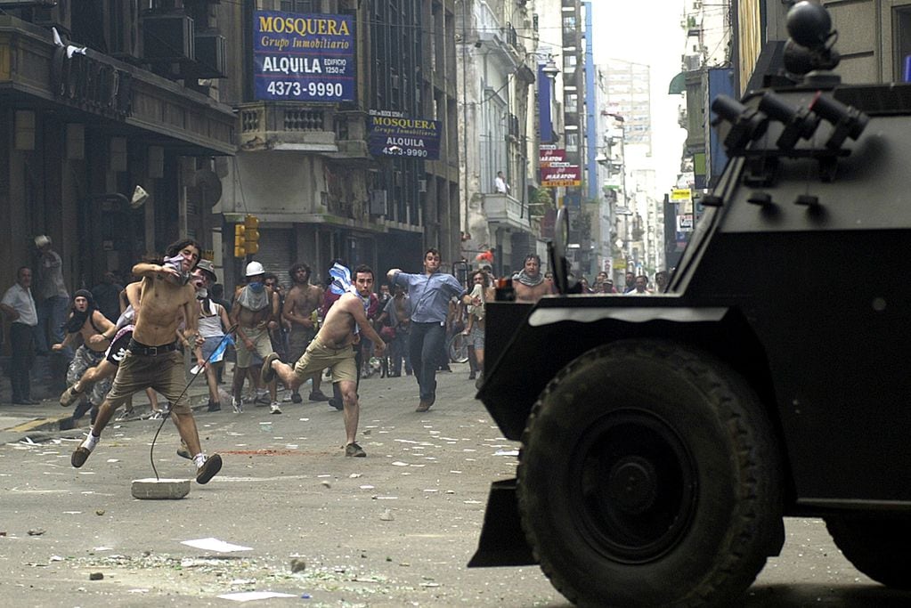 En diciembre de 2001, miles de argentinos se lanzaron a las calles para pedir un cambio. (AP)