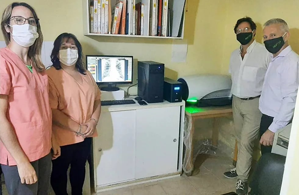 El intendente y secretario de salud junto a las radiólogas presentaron a la comunidad el nuevo equipo (Foto: Devotodigital)