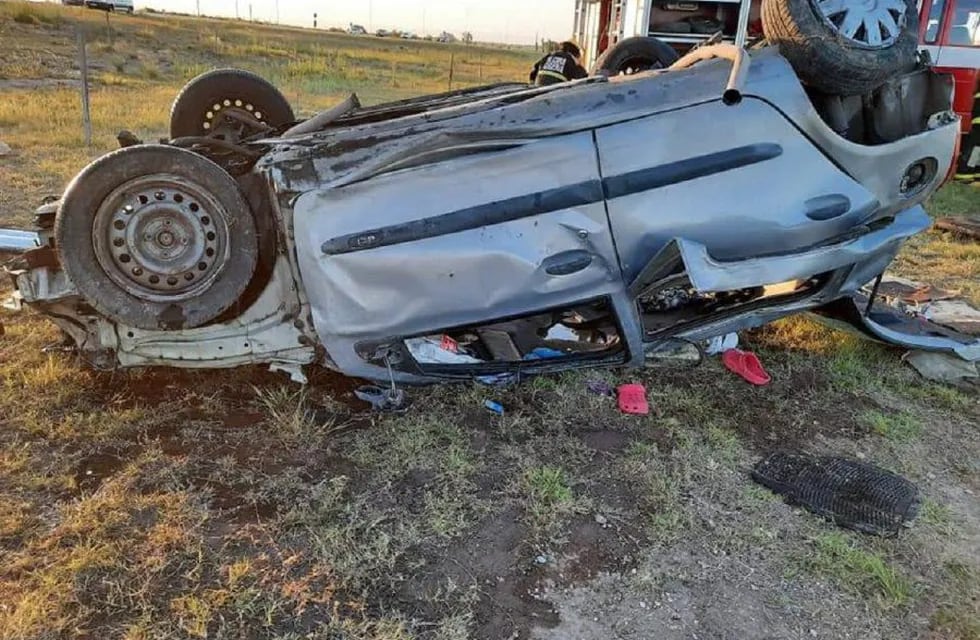 Una mujer de 43 años murió al volcar el Renault Clío en el que manejaba. Sus tres acompañantes fueron hospitalizados.