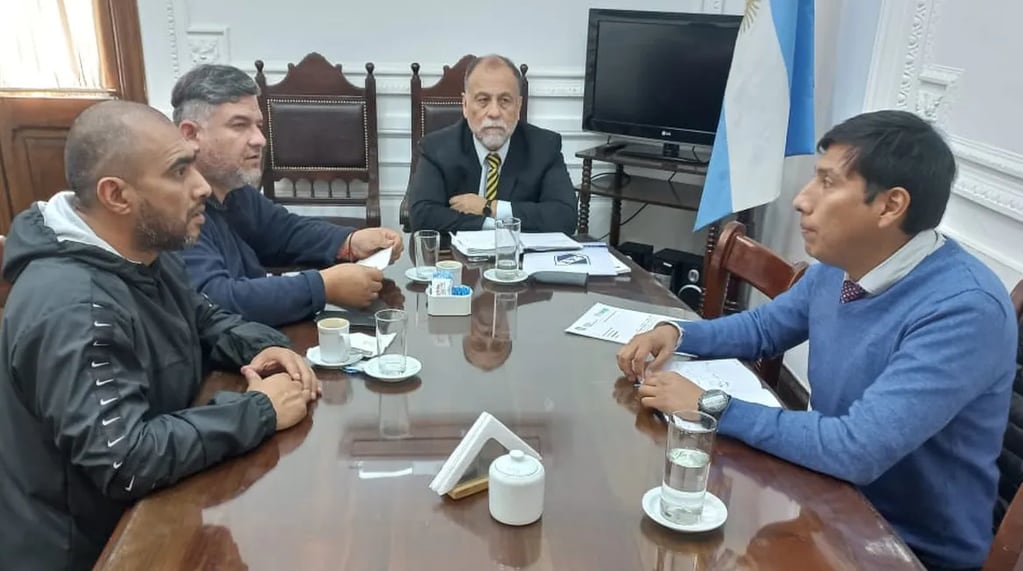 Carlos Sajama y Rodrigo Guerrero, secretarios general y adjunto de ATE Jujuy (ambos a la izquierda), en diálogo con el ministro Álvarez García y el subsecretario de Justicia, Andrés Lazarte.