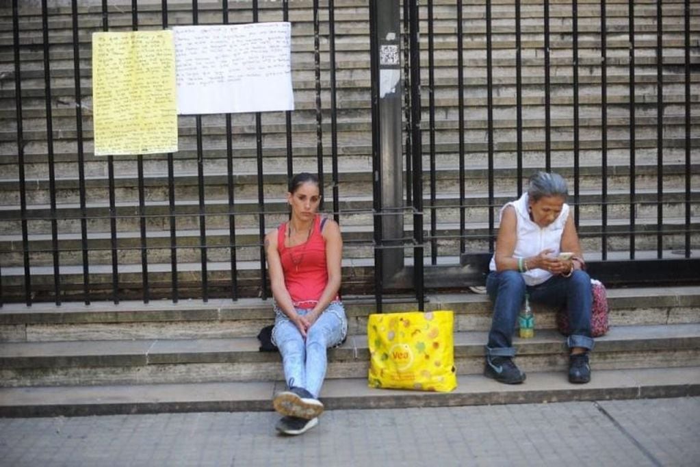 Una mujer se encadenó en La Plata para que la Justicia libere a su marido